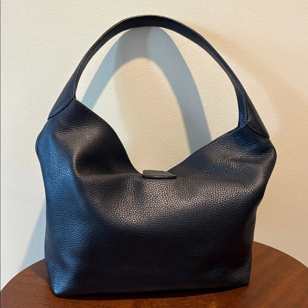 Dooney & Bourke Vintage shoulder bag leather  black  Silvertone clip front style